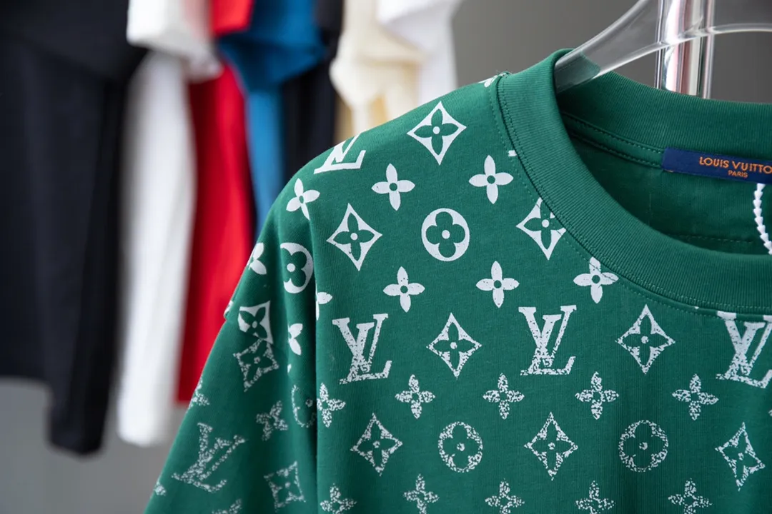 🅿️180 High-quality Lv 2025 early spring new model, MONOGRAM presbyopic gradient short-sleeved T-shirt, using digital printing technology to render pixel light and shadow for the Monogram gradient pattern, and its silk-screen texture and knitting effect complement each other. Synchronized with the official website, pure cotton fabrics at the counter! Comfortable against the skin, durable and easy to wear, meticulous original craftsmanship, custom-made 260g vat-dyed fabric, very comfortable to the touch, latest brick cabinet synchronization, OS off-shoulder version, fashionable and individual, super versatile and good-looking, very suitable for both men and women, must-have style, hang tag, collar label, washed wheat, complete with three labels S M L XL